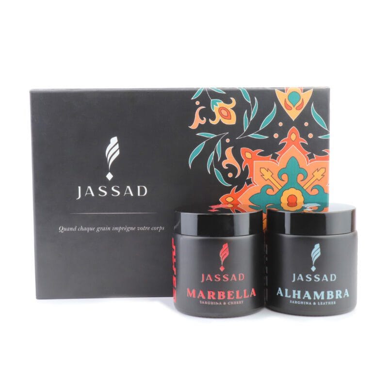 Le pack duo Alhambra & Marbella , alliant l’arôme aux notes de cuir et l’arôme Marbella aux notes de cerise, offre une expérience olfactive captivante. L’arôme de cuir dégage une richesse et une profondeur élégantes, créant une atmosphère chaleureuse et mystérieuse.